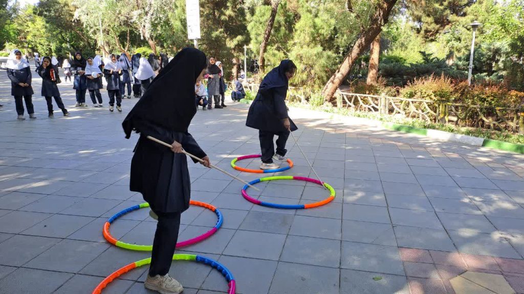 سازمان فرهنگی شهرداری قم نشاط دانش‌آموزان دختر را در بوستان علوی رقم زد