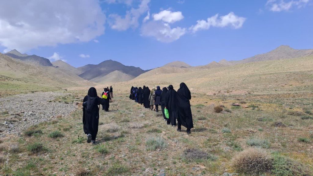 همایش کوهنوردی مادر و دختری بانوان شهرداری قم در کوه زاغر برگزار شد همایش کوهنوردی مادر و دختری بانوان شهرداری قم در کوه زاغر برگزار شد