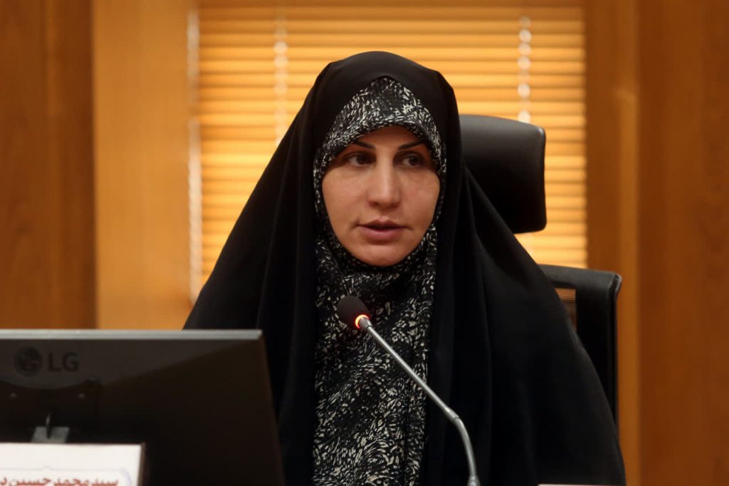 نقش‌آفرینی سازمان فرهنگی شهرداری قم در تقویت روایت خانواده‌محور از شهدا     تأکید عضو شورای شهر قم بر استمرار تولید و هدایت آثار مکتوب حوزه ایثار و شهادت
