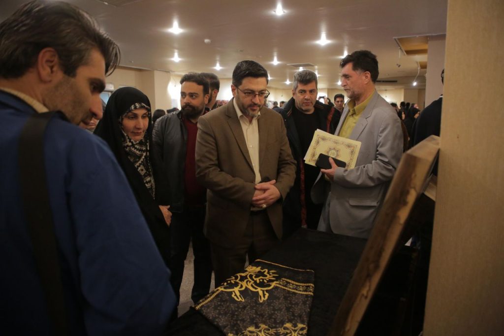 افتتاح نمایشگاه ملی «هنر و اندیشه عاشورایی» با حضور سرپرست سازمان فرهنگی شهرداری قم / اسامی برگزیدگان رشته های مختلف هنری معرفی شد